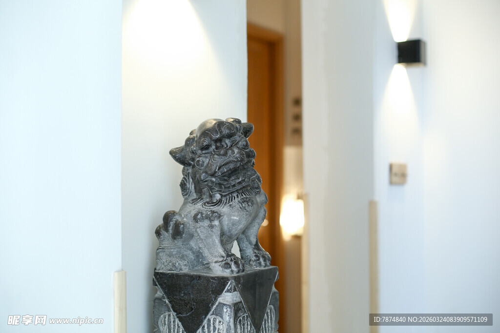 走廊中的独特雕塑