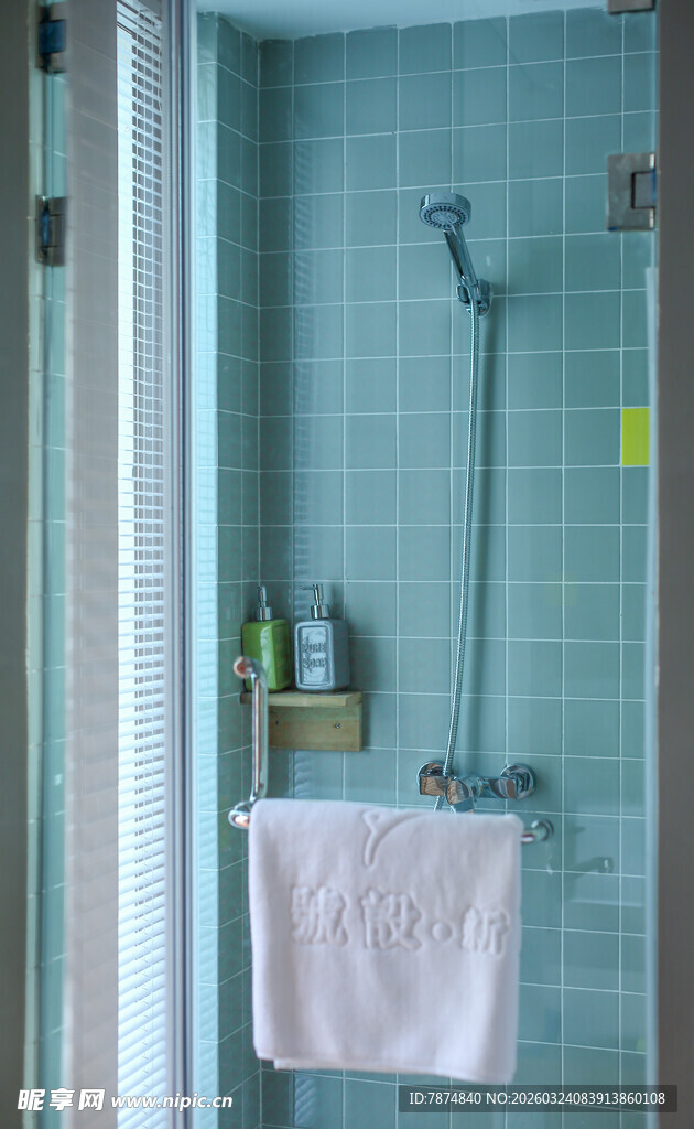 清新简约风蓝色调浴室一角