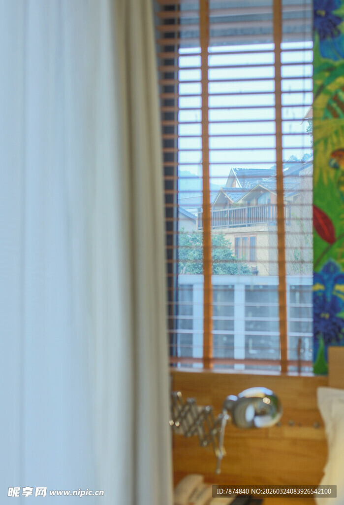 窗边多彩景致与温馨角落