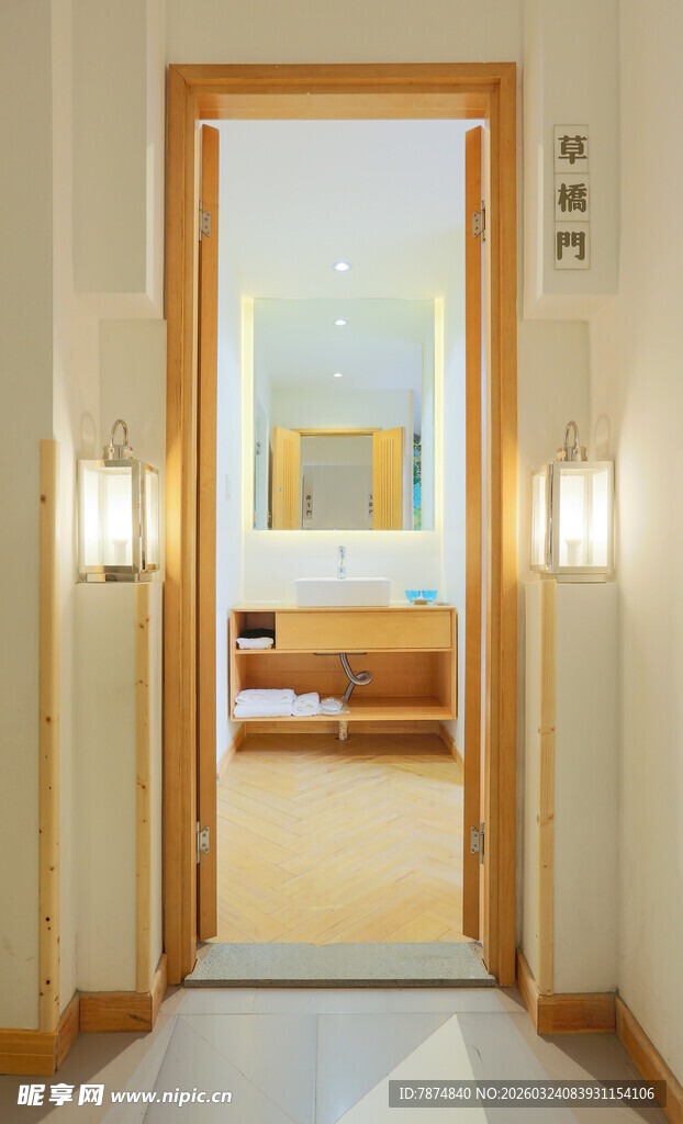 简约木质门框的温馨走廊