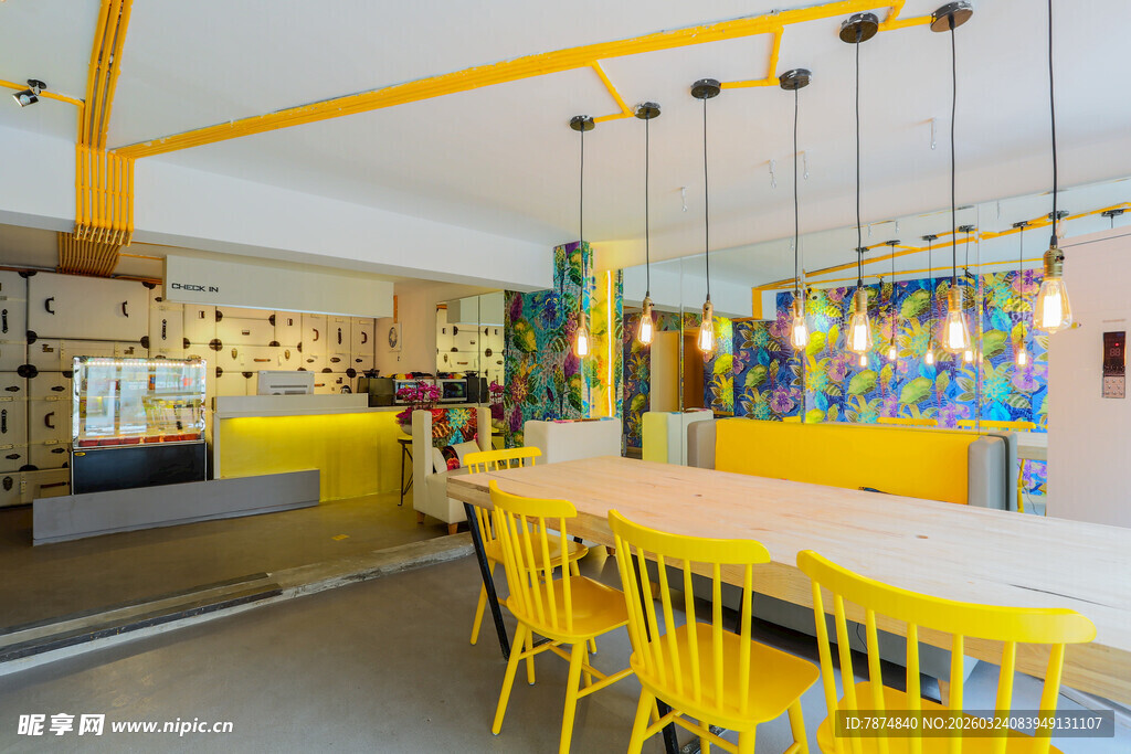 明亮黄调餐厅室内场景