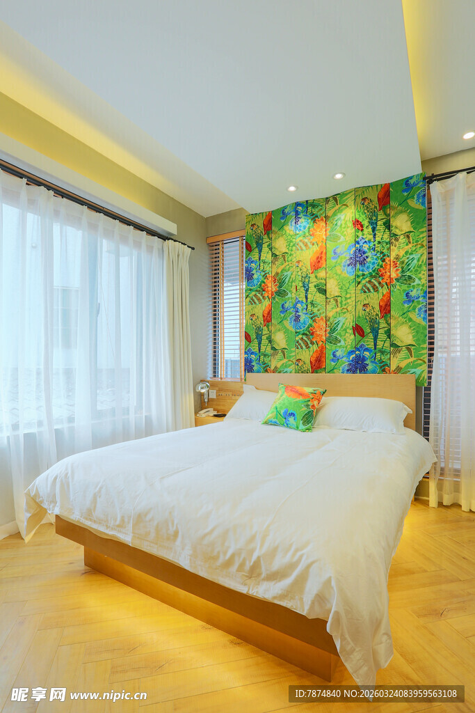 多彩壁画装饰的温馨卧室