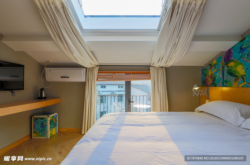 现代简约风带天窗温馨卧室