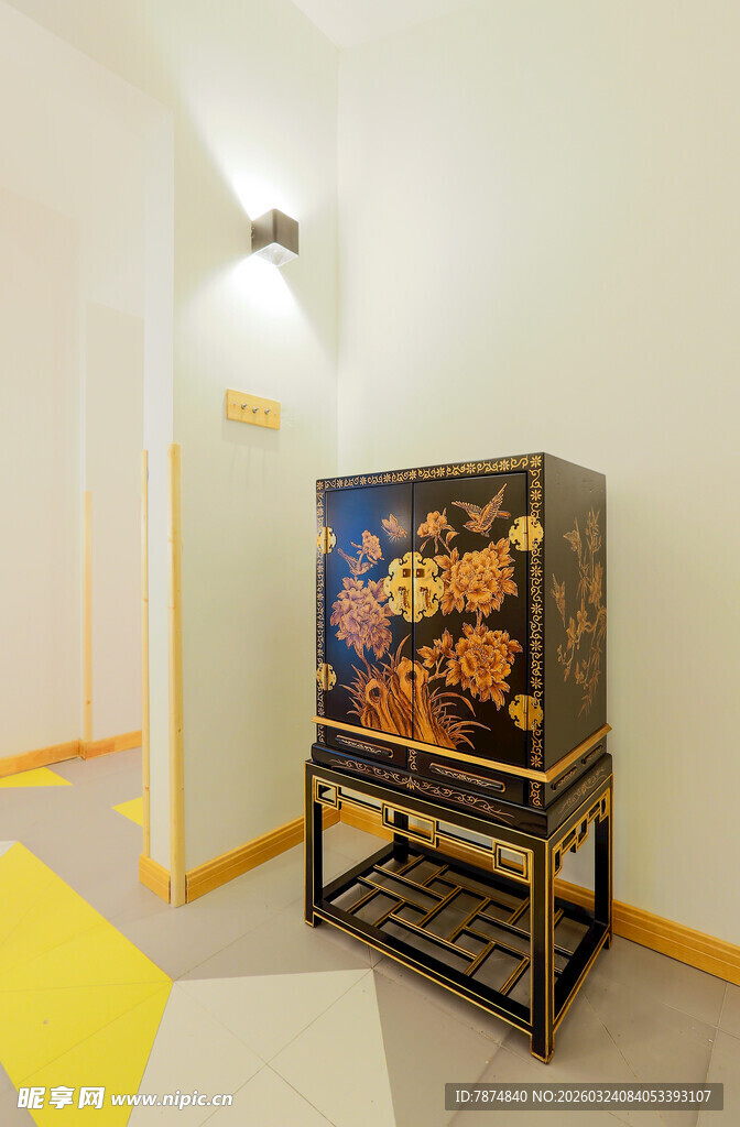 中式彩绘柜置于简约房间