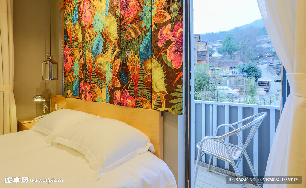 多彩壁画装饰的温馨卧室