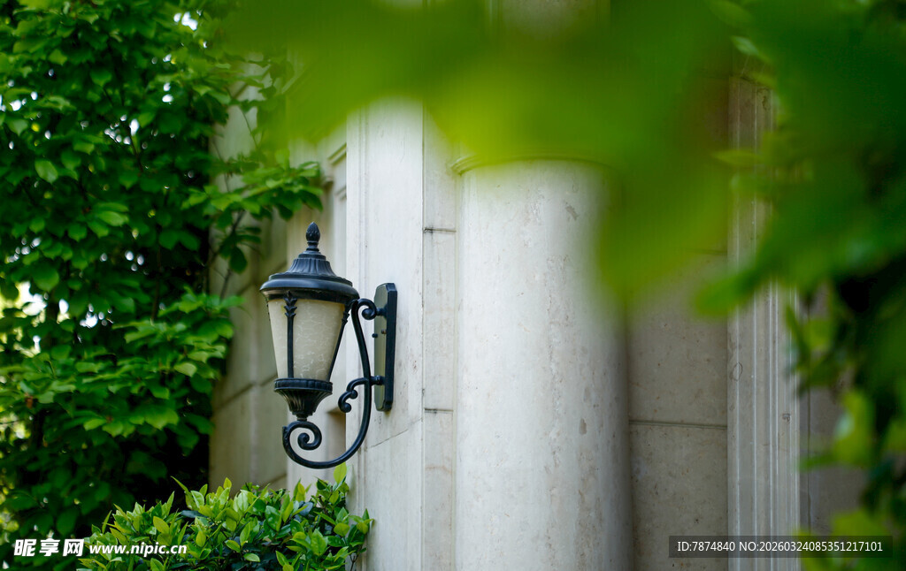 复古壁灯装点绿意墙面