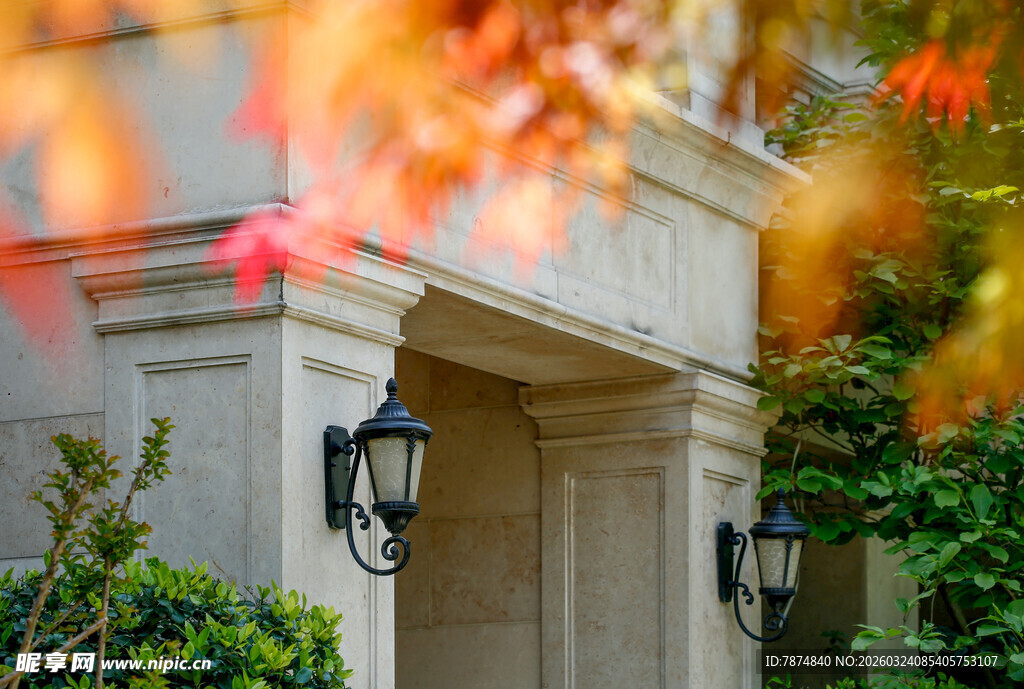 秋日庭院中的廊柱与灯景