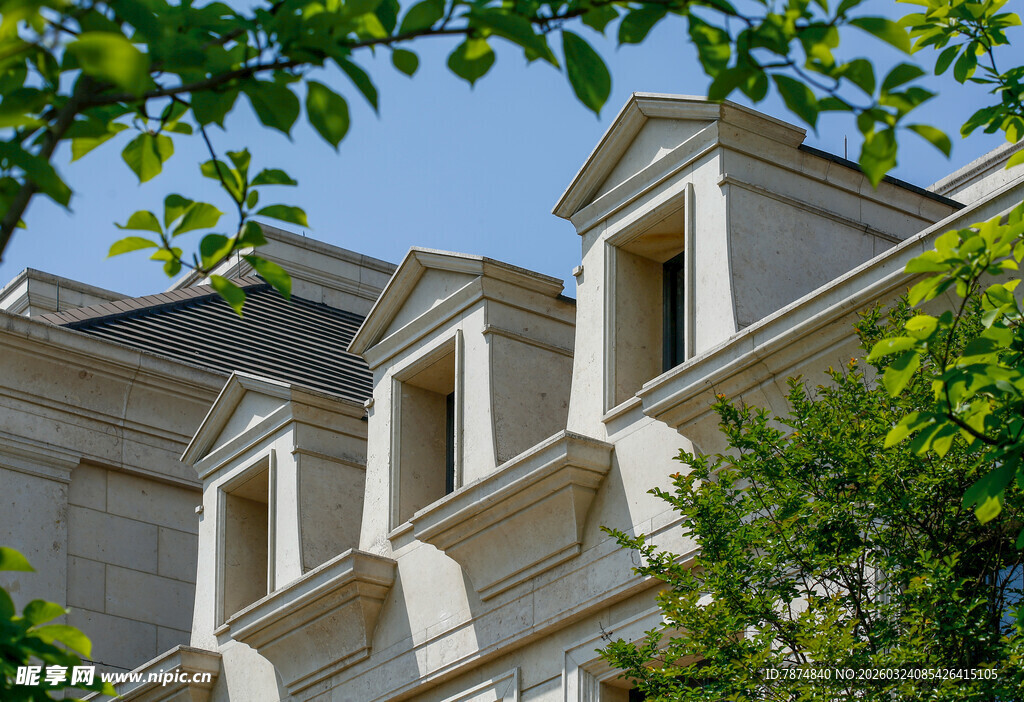 欧式建筑外观与绿植点缀
