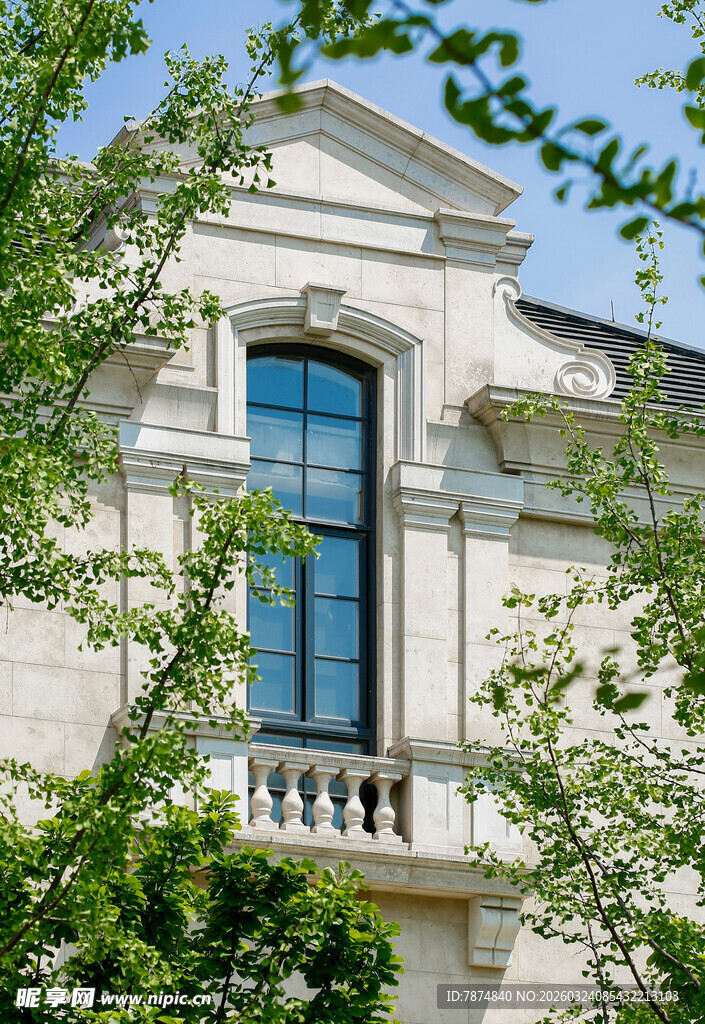 欧式建筑窗户与绿植相伴