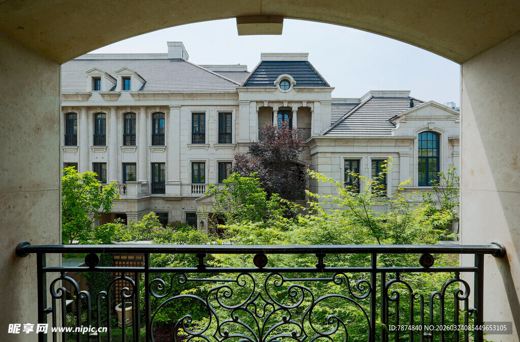 透过拱门望古典建筑景观