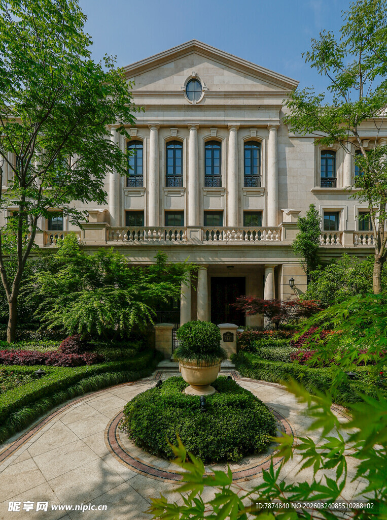 豪华庭院中的古典风格建筑