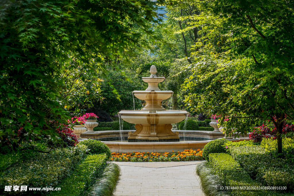 花园中的精美喷泉景观