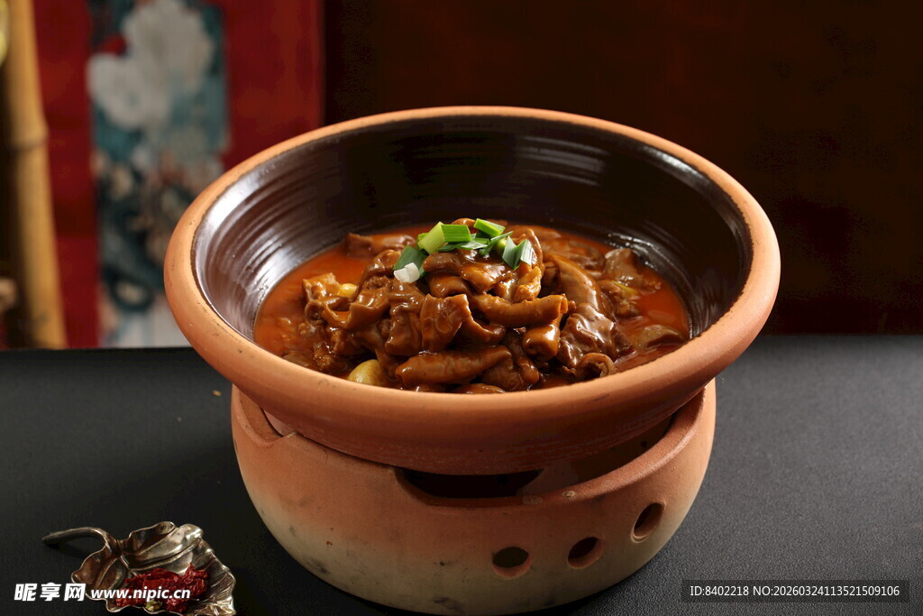 酸菜肥肠  陶制瓦罐炖美味牛肉