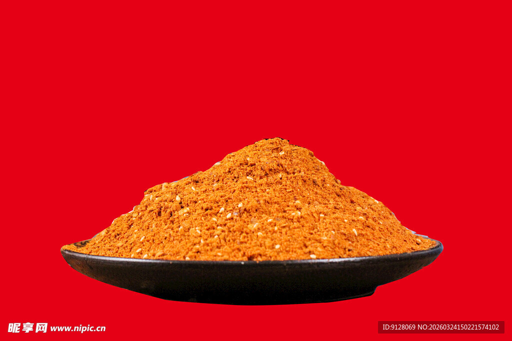 红盘中的美味香料粉末 辣椒面