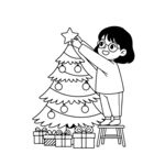 女孩装饰圣诞树的温馨场景