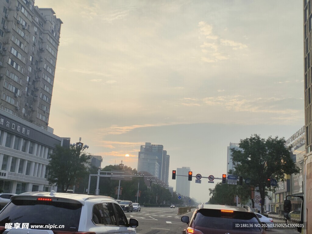 城市街道繁忙交通景象