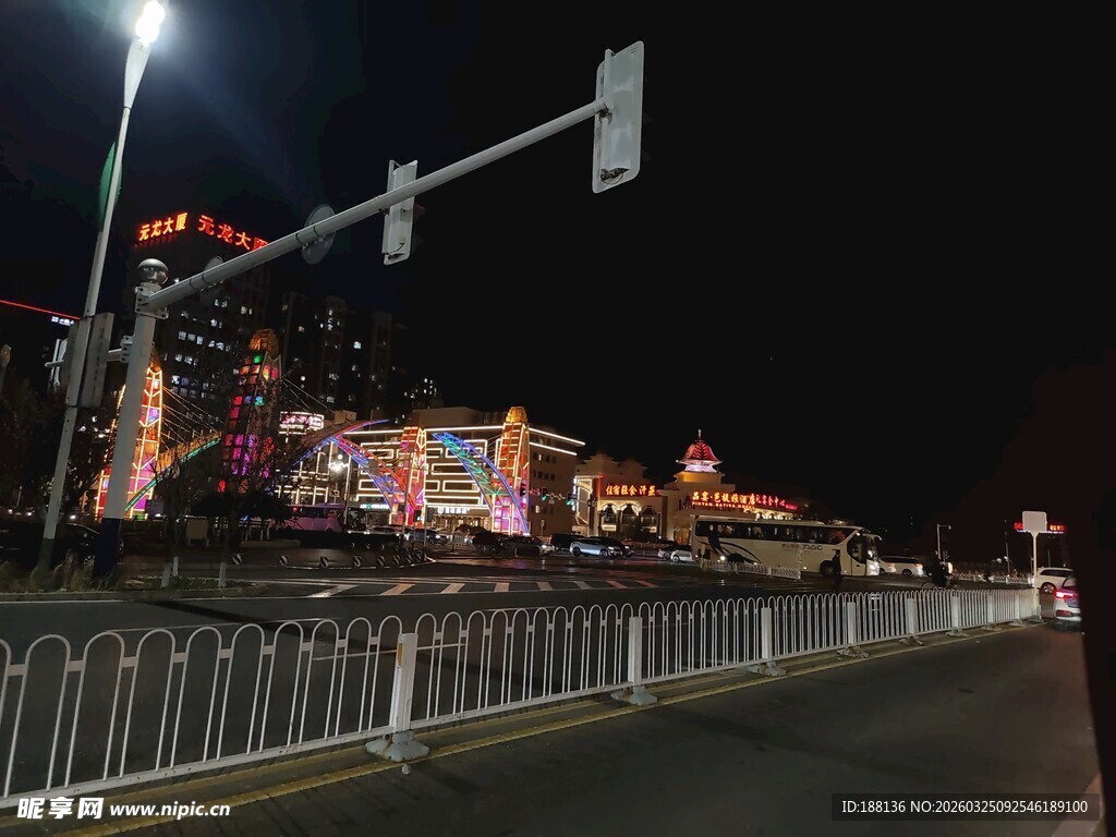 城市夜景中的璀璨建筑