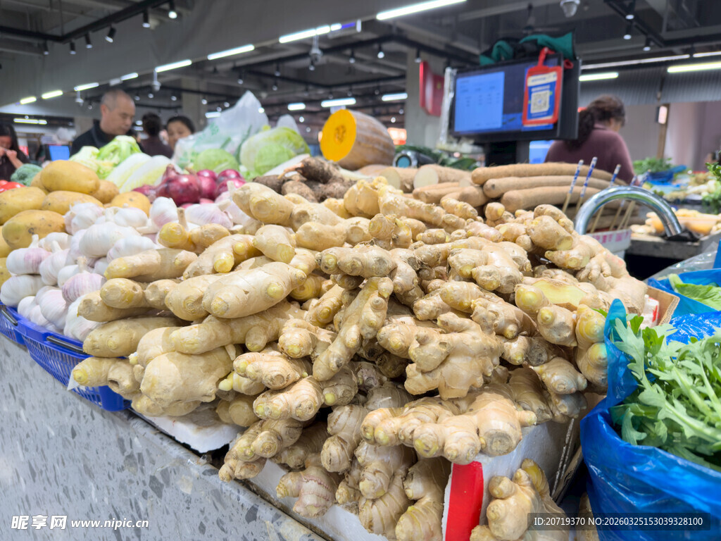 菜市场里的新鲜生姜