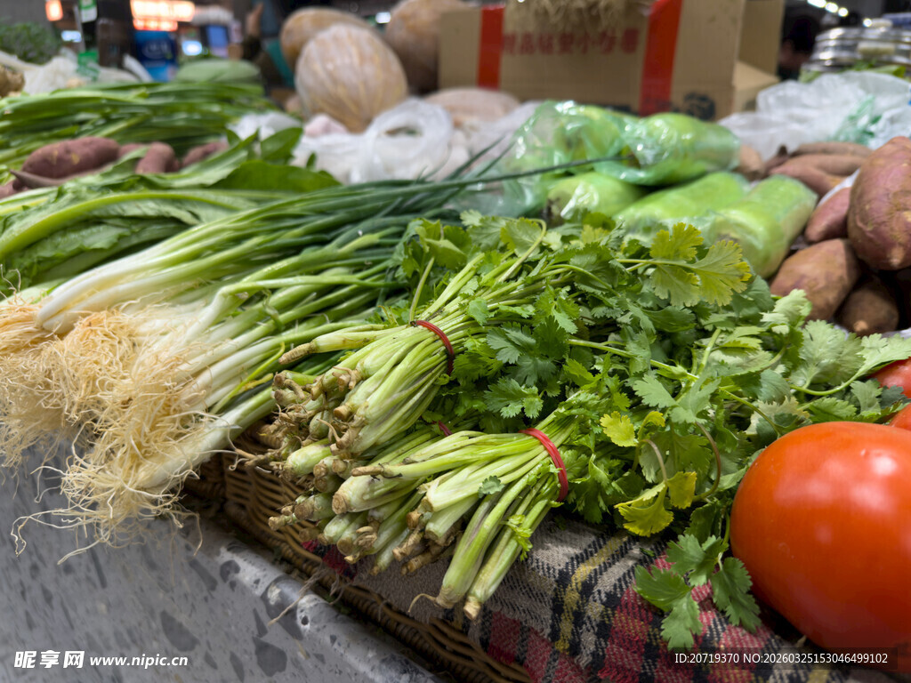 新鲜多样的农贸市场蔬菜