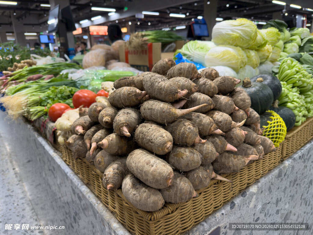 超市里摆放的新鲜芋头