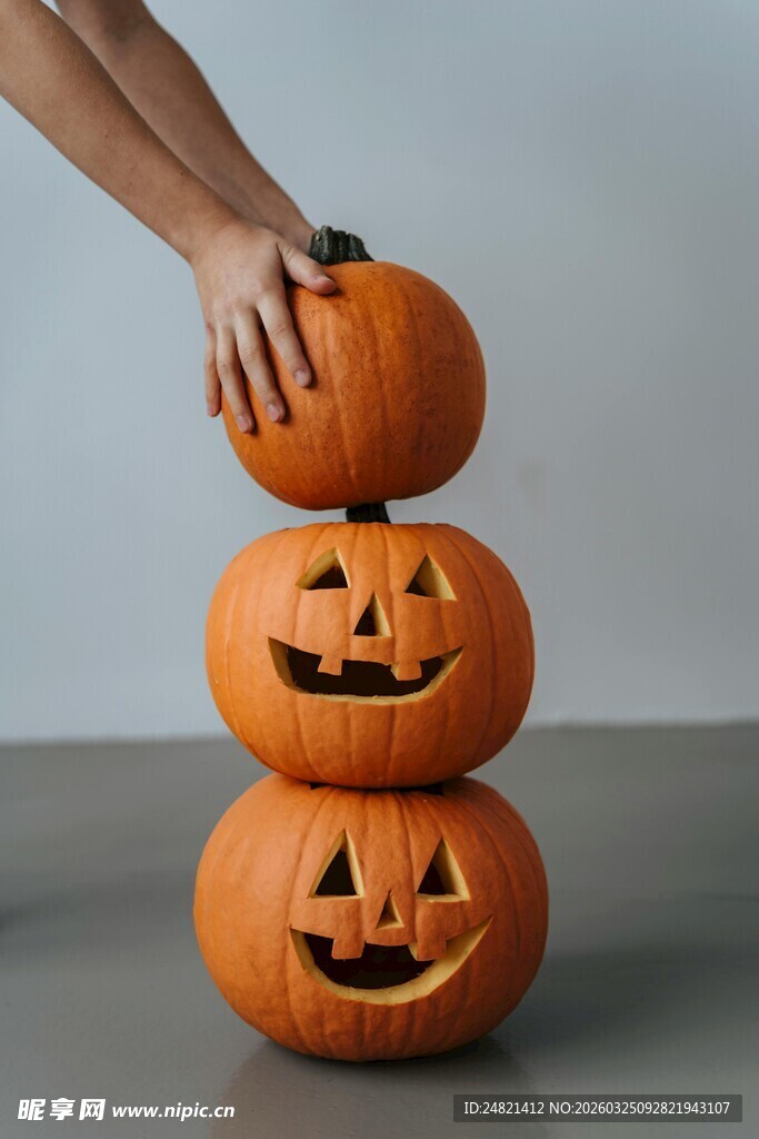 堆叠的万圣节南瓜