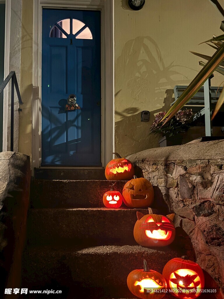 万圣节台阶上的南瓜灯