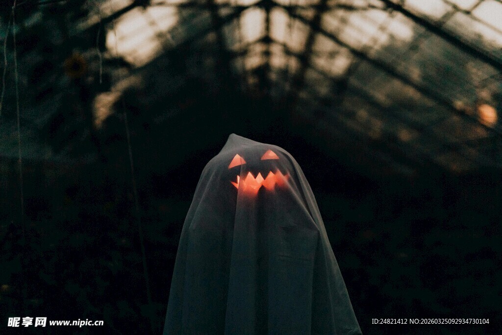 神秘斗篷下的诡异红光