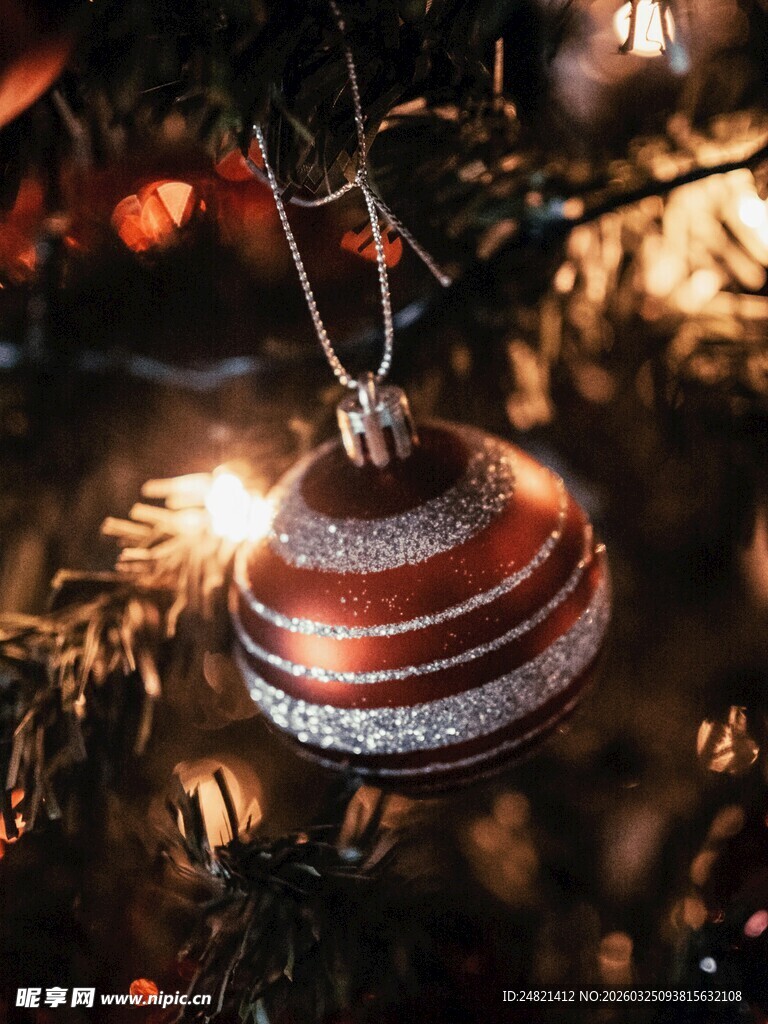 圣诞树上的精美铃铛装饰