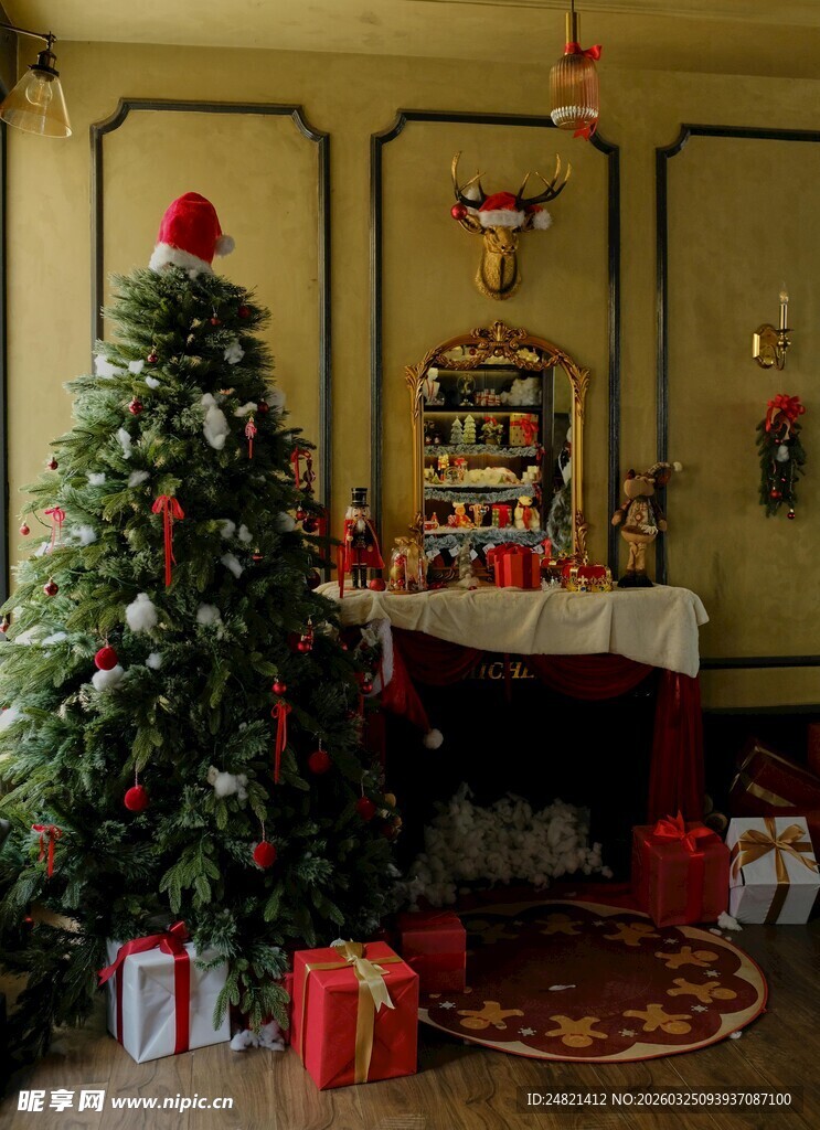 温馨室内的圣诞树与礼物