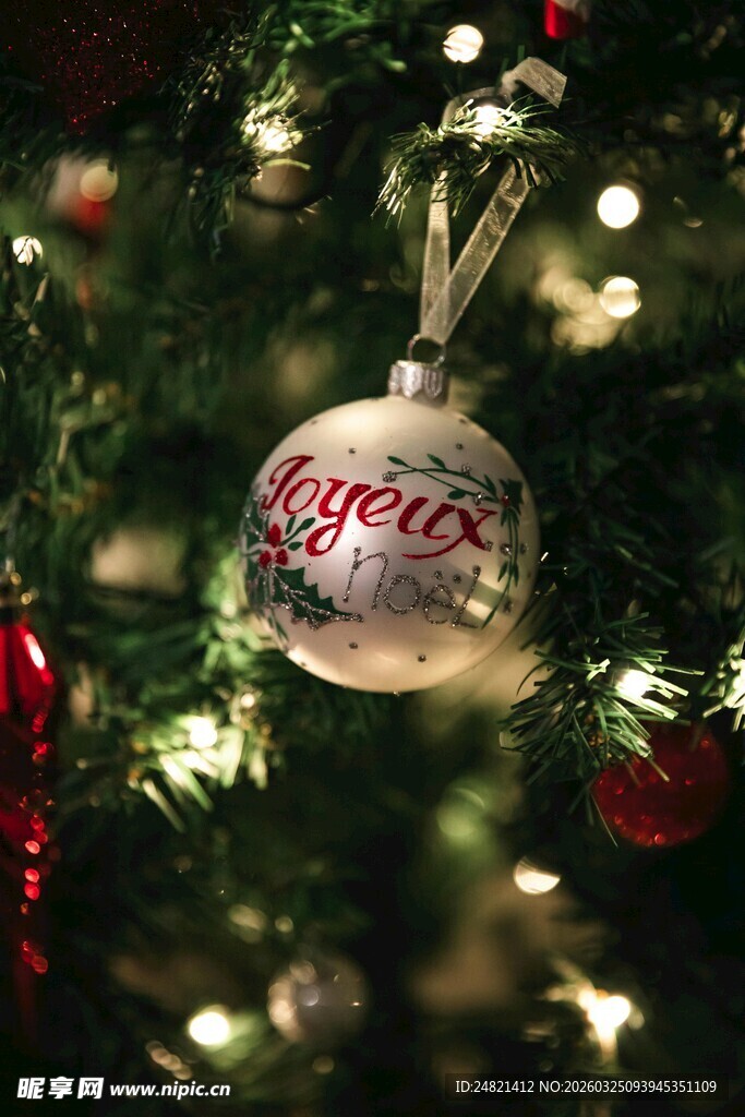 圣诞树上的闪亮装饰球