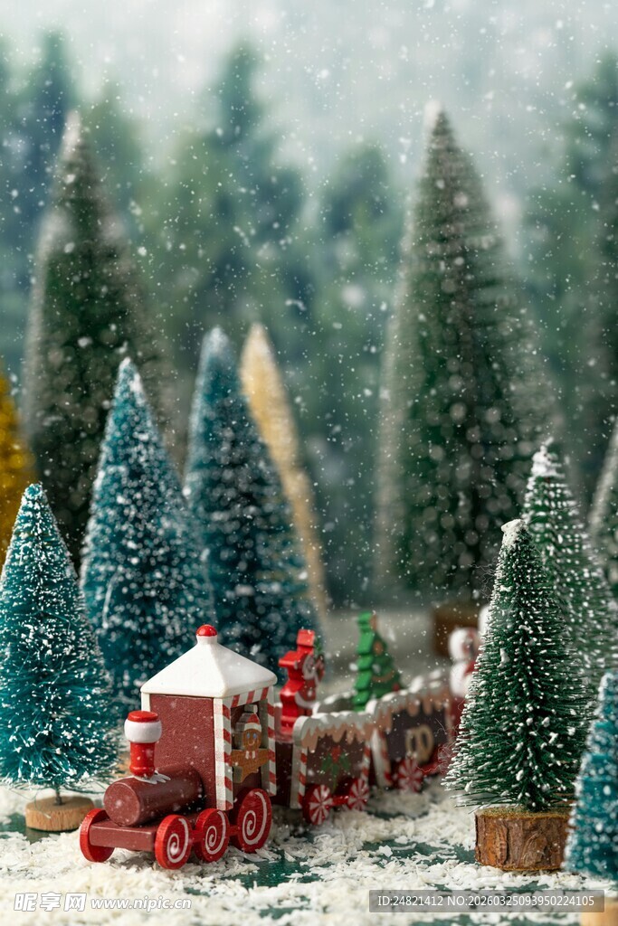 圣诞小火车穿行于松树林