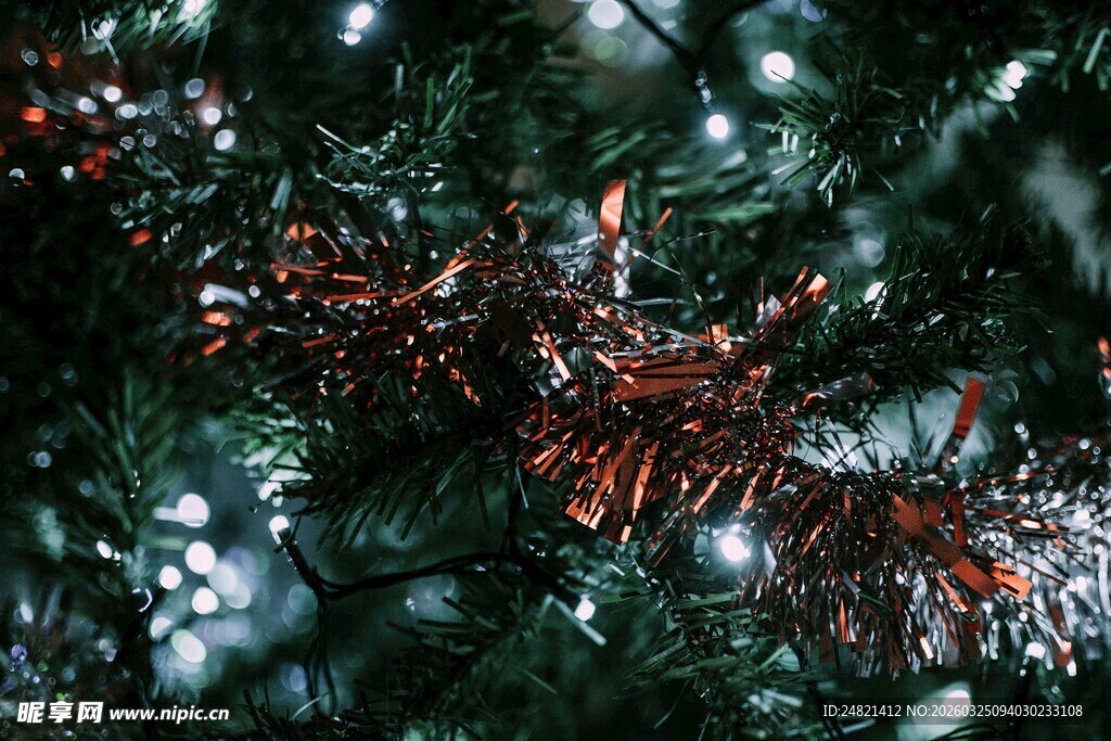 圣诞树上的金属丝装饰