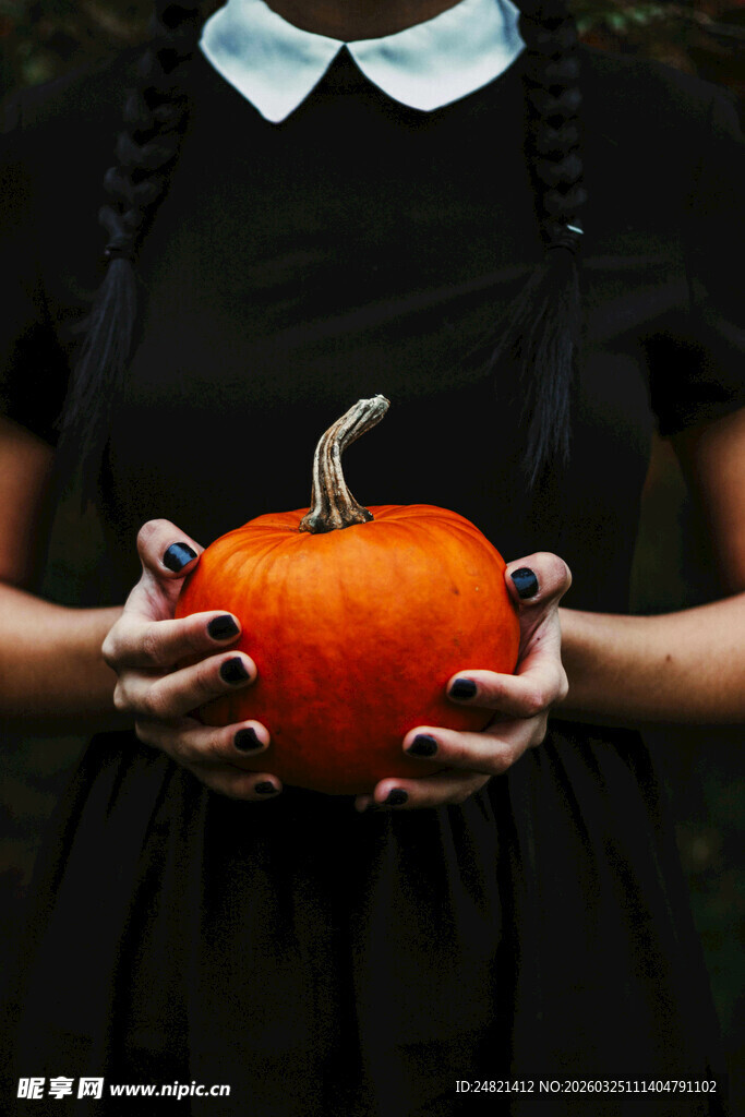女孩手持南瓜的神秘瞬间