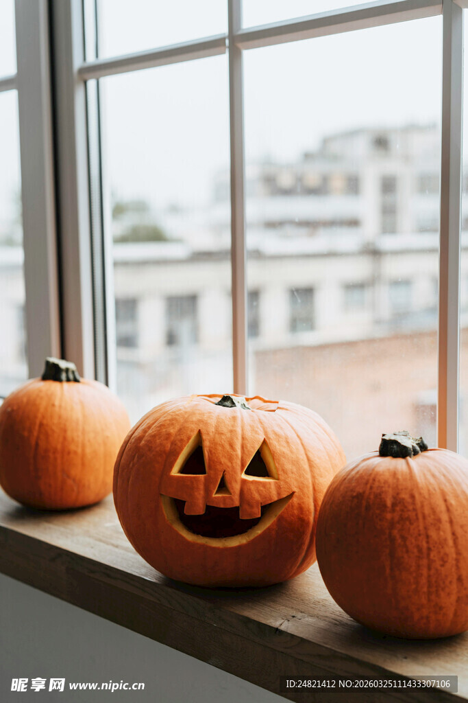 窗台上的可爱南瓜灯