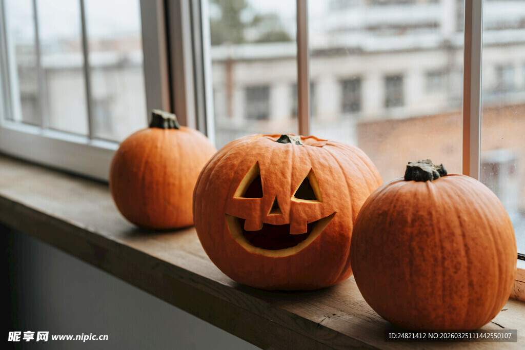 窗台上的万圣节南瓜灯