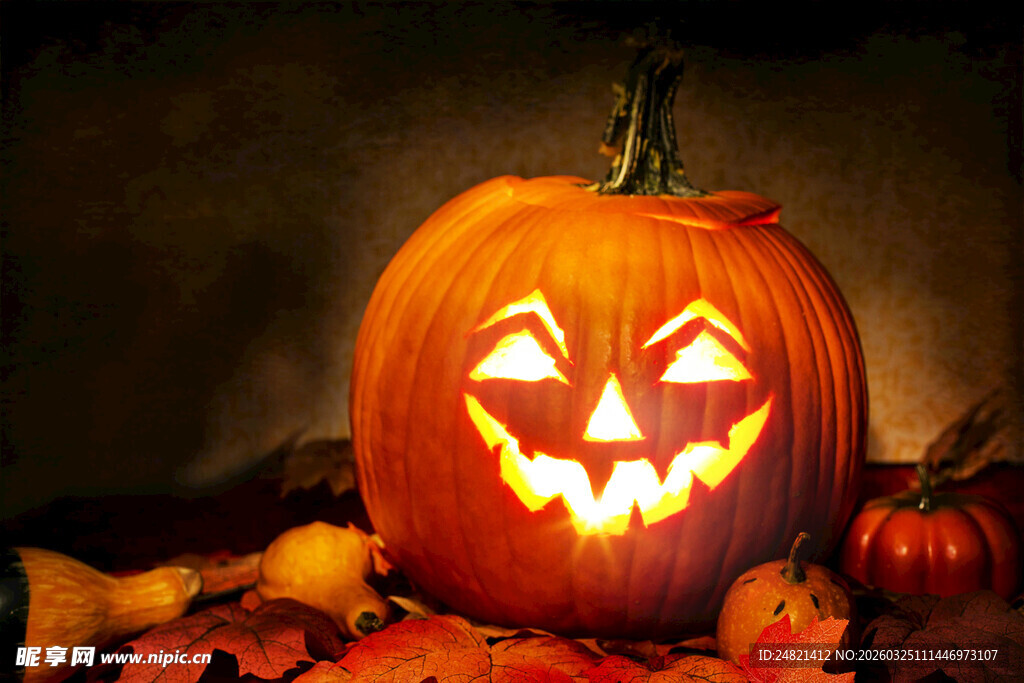 发光南瓜灯与秋日元素