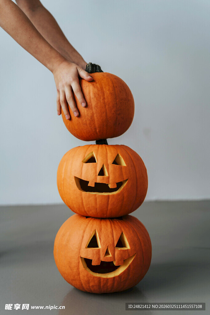 堆叠的万圣节南瓜头