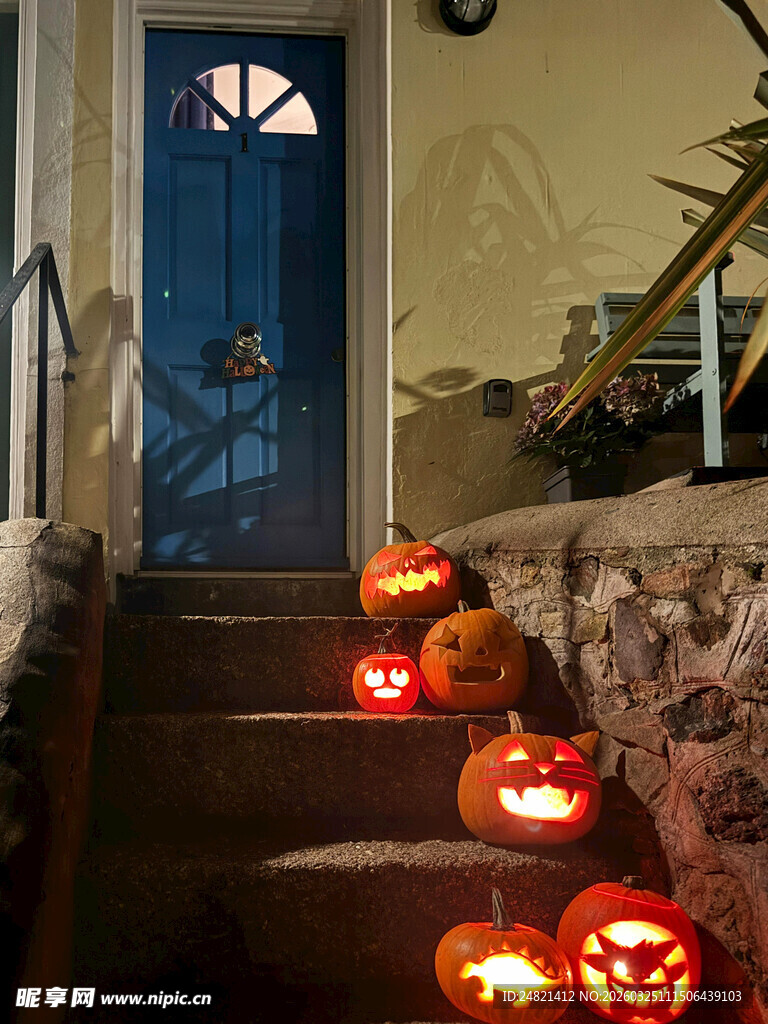 万圣节门前点亮的南瓜灯