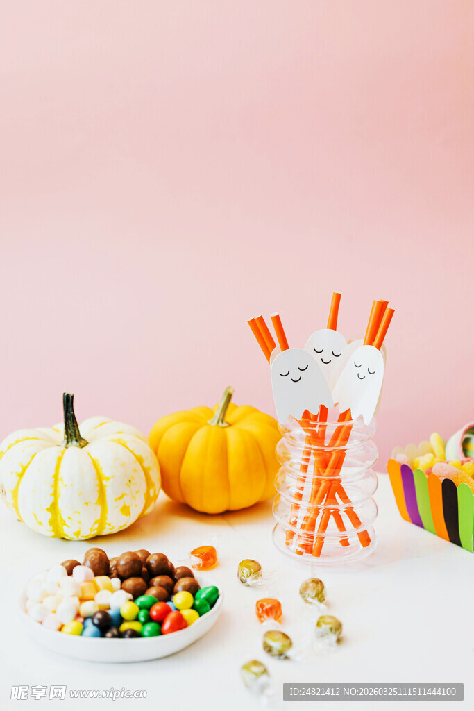 万圣节糖果与南瓜装饰