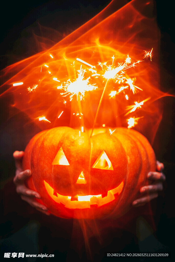 手持发光南瓜灯的场景