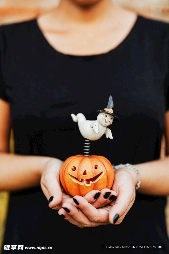 手持南瓜灯与幽灵的女子