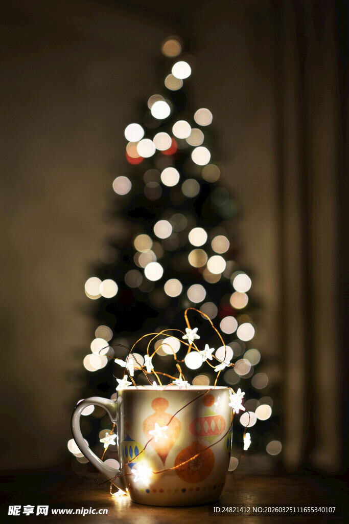 温馨圣诞夜的暖杯与彩灯