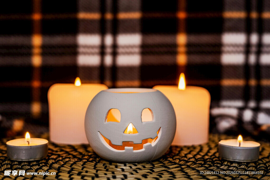 南瓜灯与蜡烛营造节日氛围