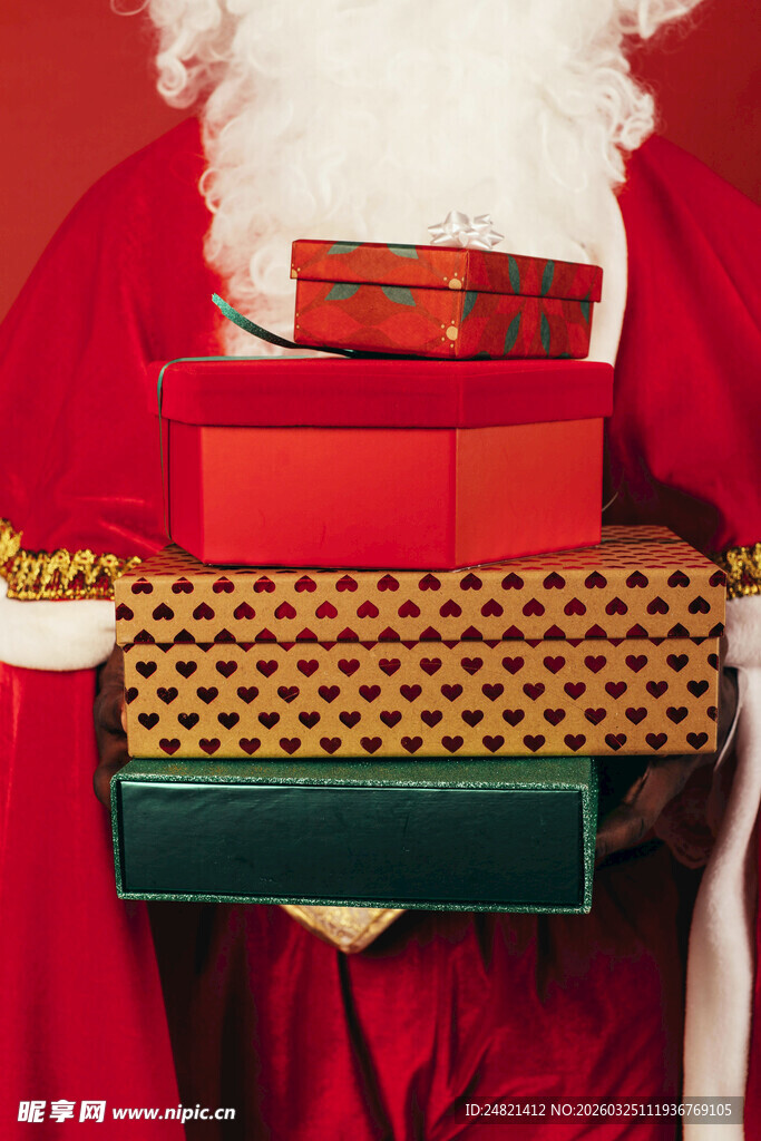 圣诞老人手持多彩礼物盒