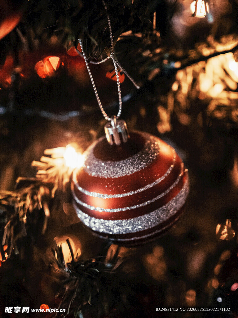 圣诞树上的闪亮铃铛装饰