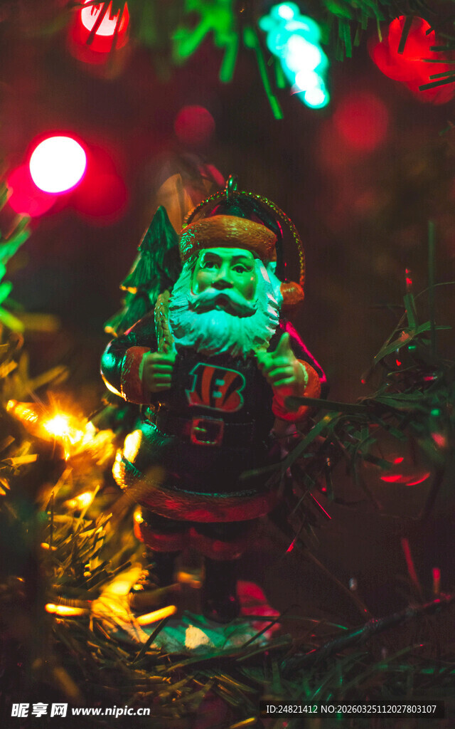 圣诞装饰中的发光小玩偶