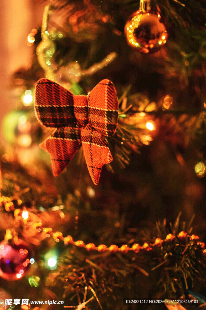 圣诞树上的格子装饰挂件