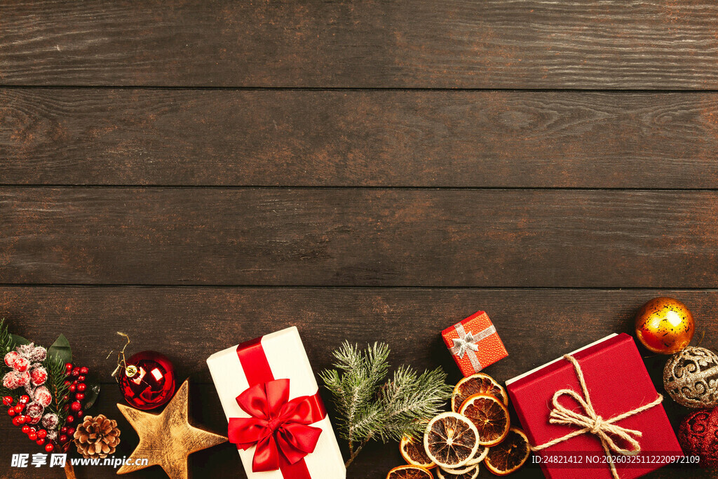 圣诞装饰与礼品摆放在木桌上