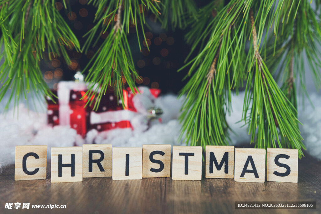 圣诞装饰与字母拼写的节日氛围