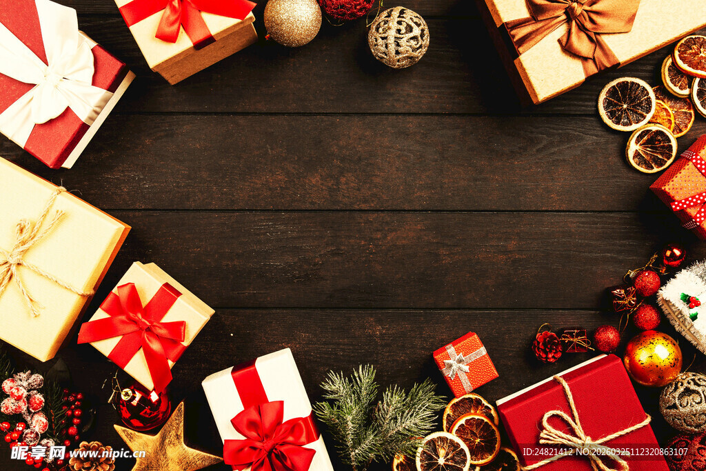 圣诞礼物环绕的温馨场景